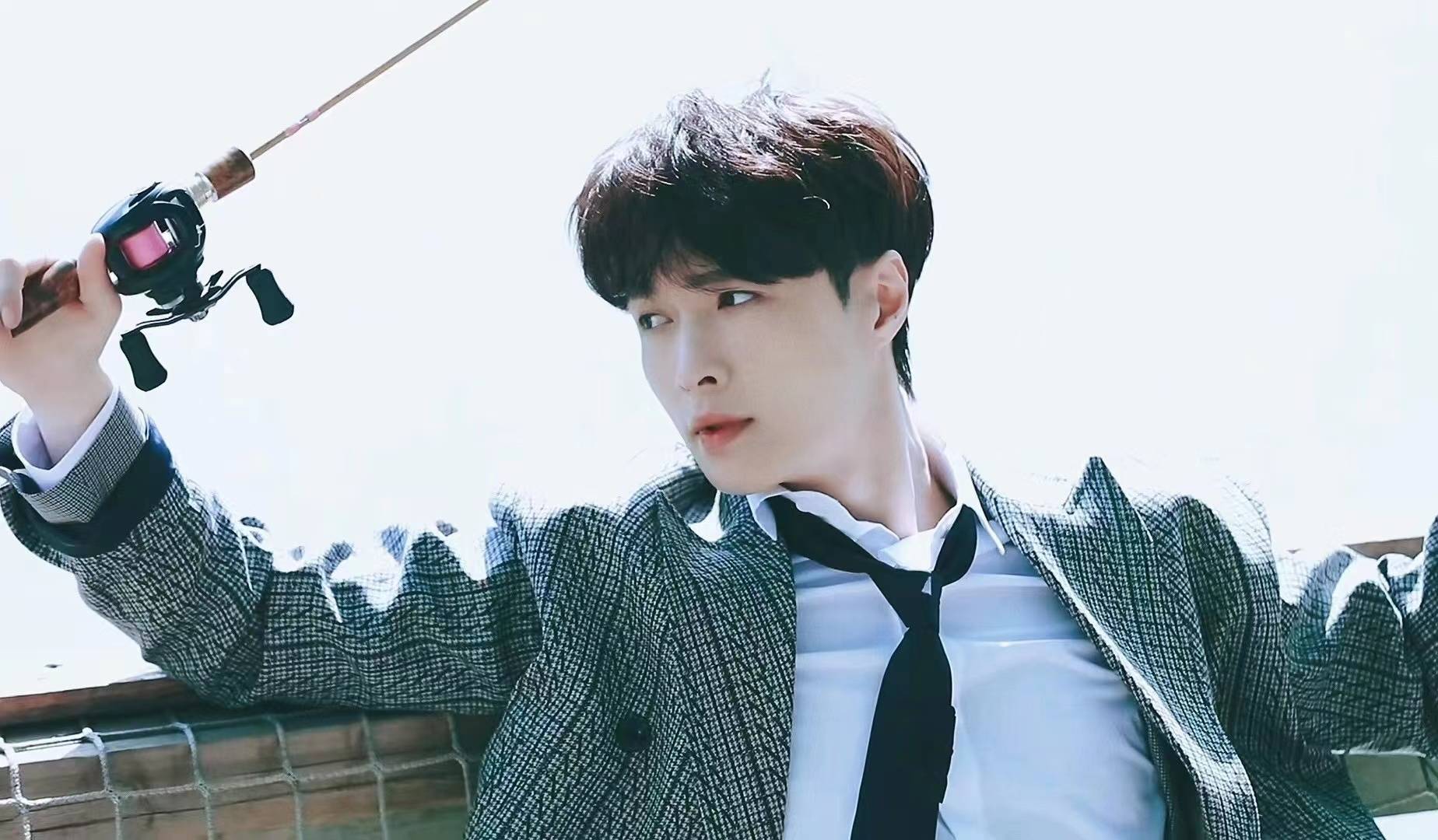 张艺兴鲶鱼头造型（身黑衣头梳个性十足鲶鱼头造型