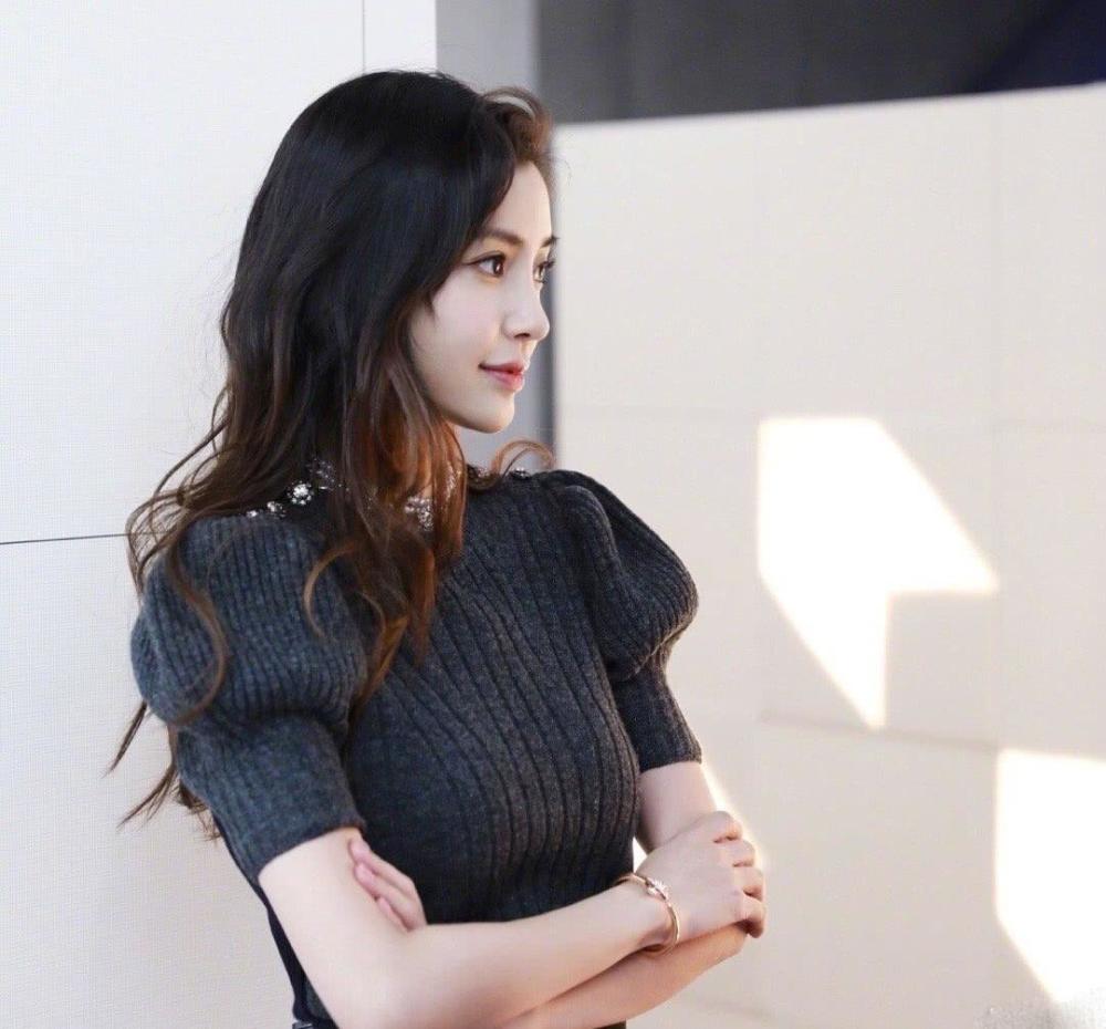 杨颖真是个衣架子  绿色小香风外套配皮裤身材简直太绝了