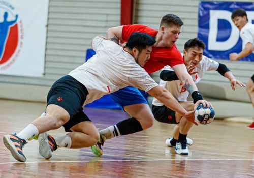 爸爸缓慢而有力的撞着 爸爸缓慢而有力的撞着